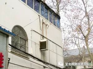 空调外机坠落！幸好被管道吊住，悬在半空！ 24小时上门  修不好不收钱